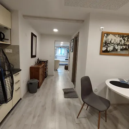 Main Street Dutch Vintage Apartman *
