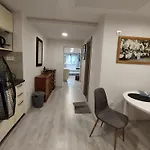 Main Street Dutch Vintage Apartment *