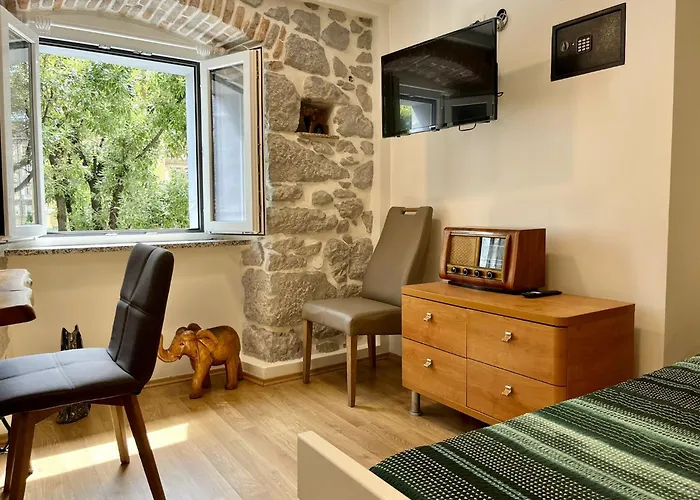 Main Street Dutch Vintage Apartment *