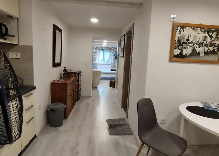 Main Street Dutch Vintage Apartment *