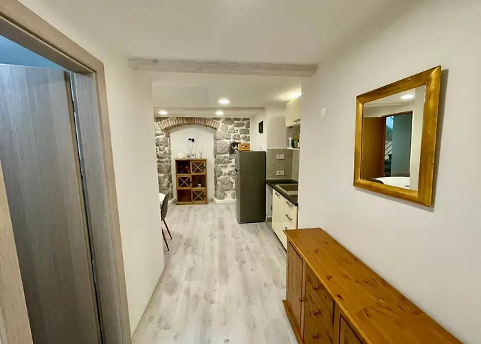 Main Street Dutch Vintage Apartment *