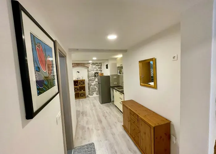 Main Street Dutch Vintage Apartment *