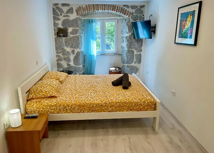 Main Street Dutch Vintage Apartment *